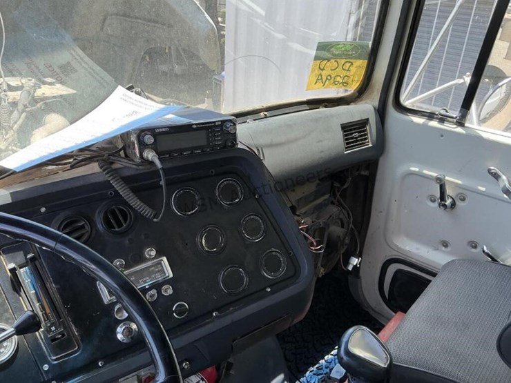 1995-ford-9000-image-16