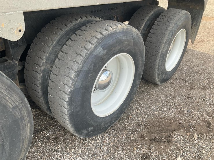 2010-freightliner-m2-106-image-17