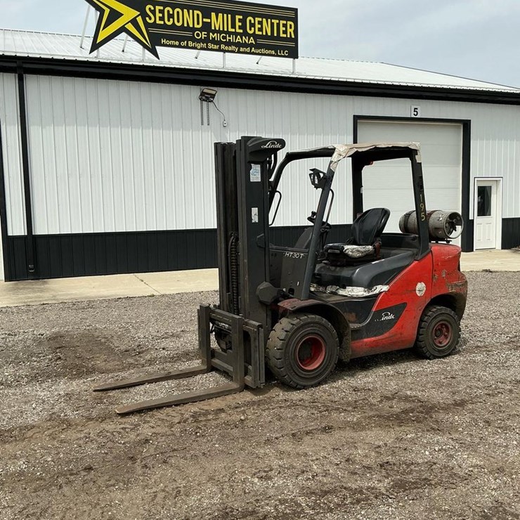 #1363 • 2017 Linde HT30T Forklift