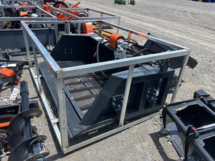 #104-•-skid-steer-hydraulic-screening-bucket-image-1