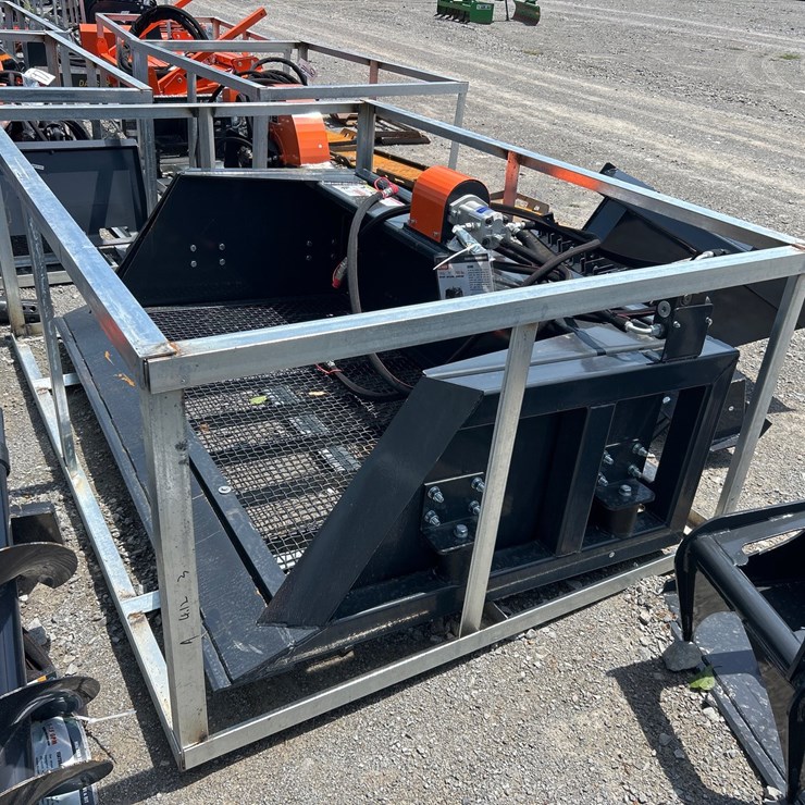 #104 • SKID STEER HYDRAULIC SCREENING BUCKET