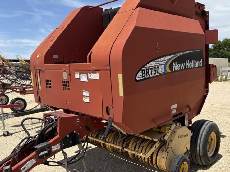 new-holland-br750-image-2