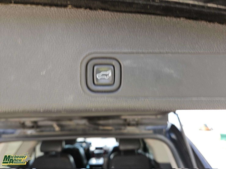 2010-cadillac-escalade-image-17