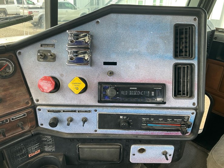 2003-freightliner-fld112-image-31