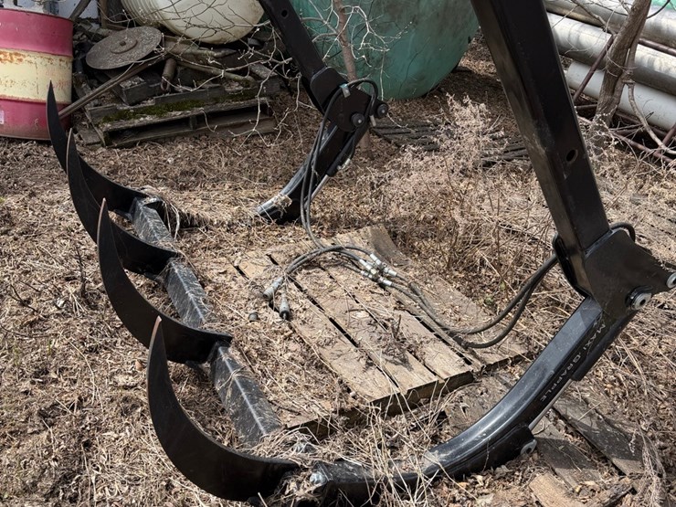 grapple-fork,-like-new,-came-off-new-holland-6070-tractor-and-loader,-would-fit-others-image-2