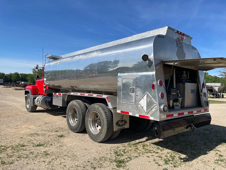 #6152-•-2002-mack-rd-model-fuel-tanker-truck-(has-title)-image-7