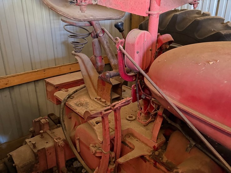 ihc-h-tractor,-narrow-front-image-18