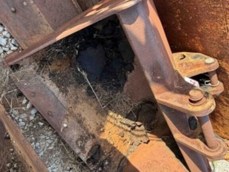 case-4ft-backhoe-rear-bucket-image-1