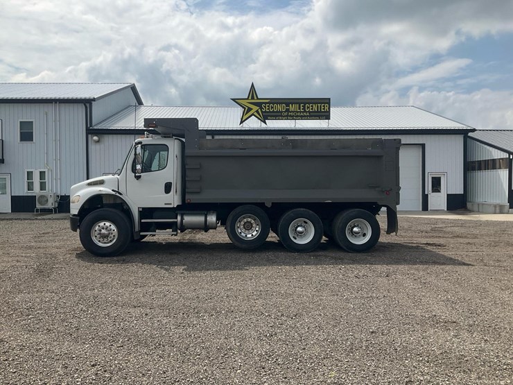 2010-freightliner-m2-106-image-2
