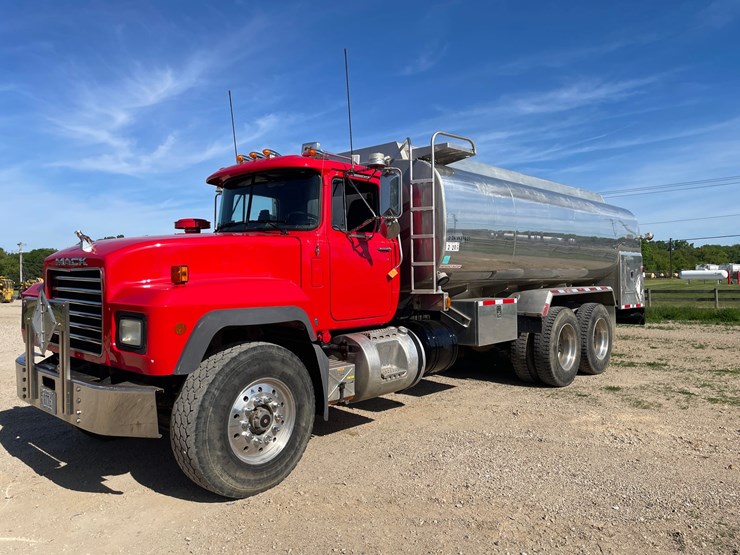 #6152-•-2002-mack-rd-model-fuel-tanker-truck-(has-title)-image-1
