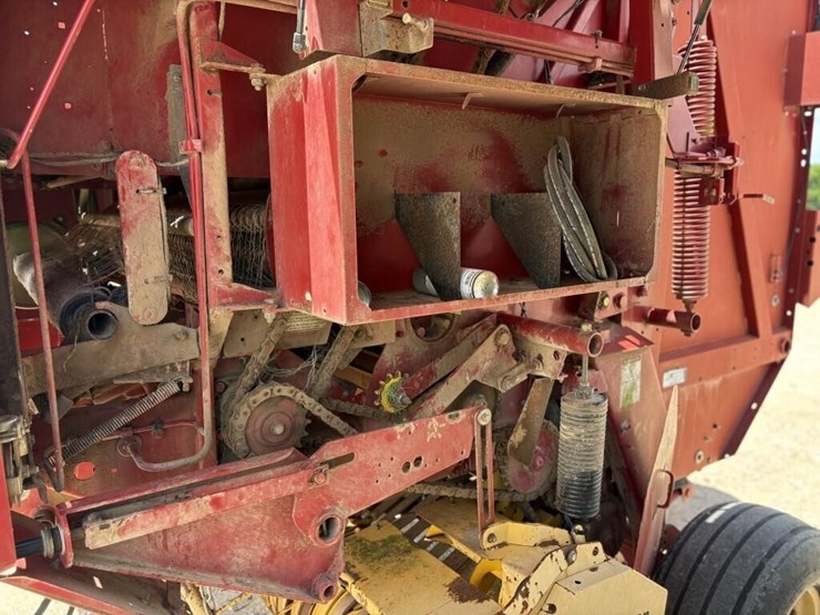 new-holland-br750-image-12
