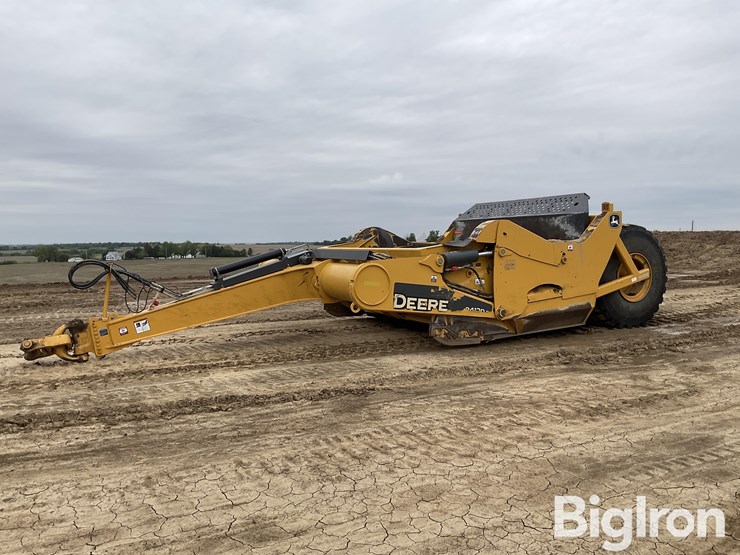 2020-deere-2412e-image-1