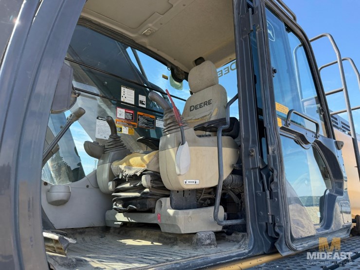 2015-deere-470g-lc-image-33
