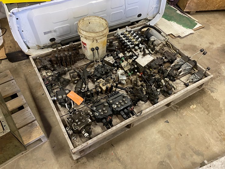 #7516-•-pallet-of-various-hydraulic-control-valves-(antigo,-wi)-image-1
