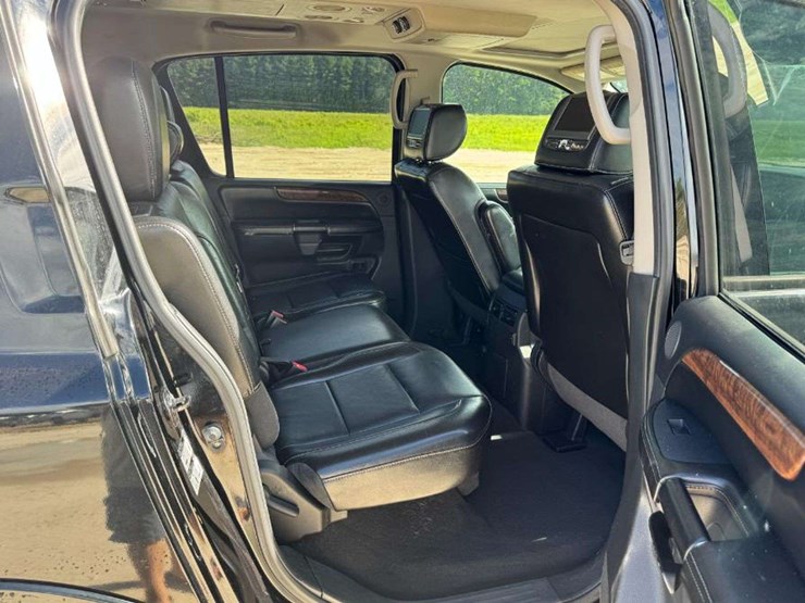 2014-nissan-armada-image-17