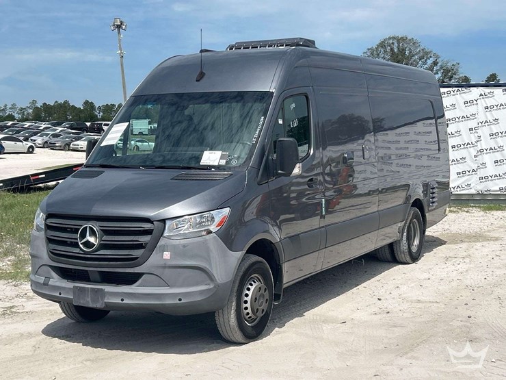 2021-mercedes-benz-sprinter-4500-image-1