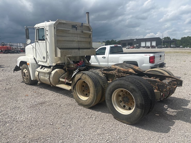 1998-freightliner-fld120-image-4