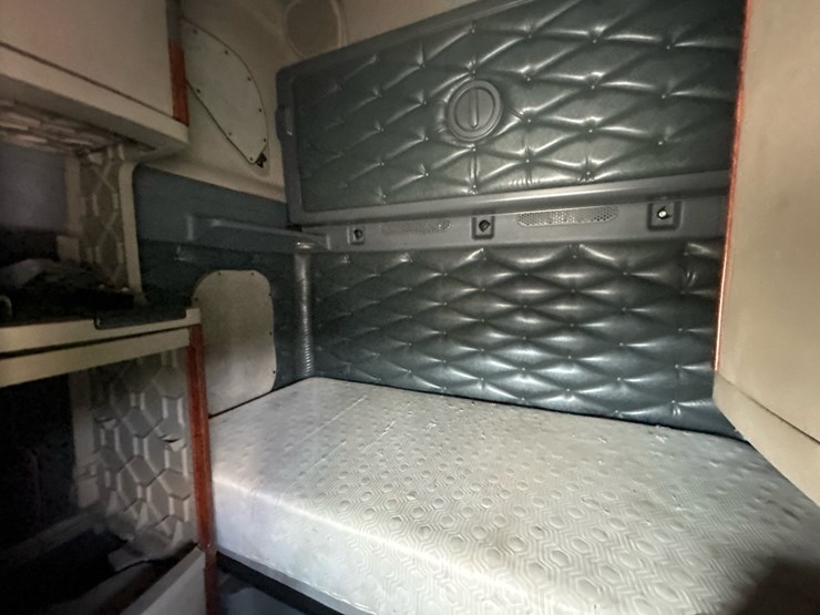 2015-freightliner-cascadia-125-image-13