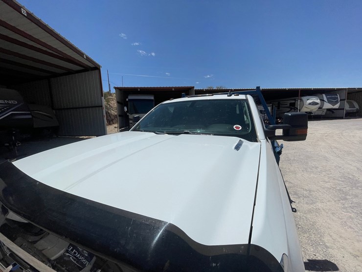 2016-chevrolet-silverado-3500-image-14