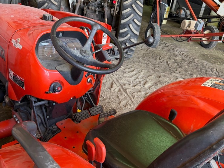 l-4600-kubota-mfd-tractor-with-loader,-237-hours-image-8