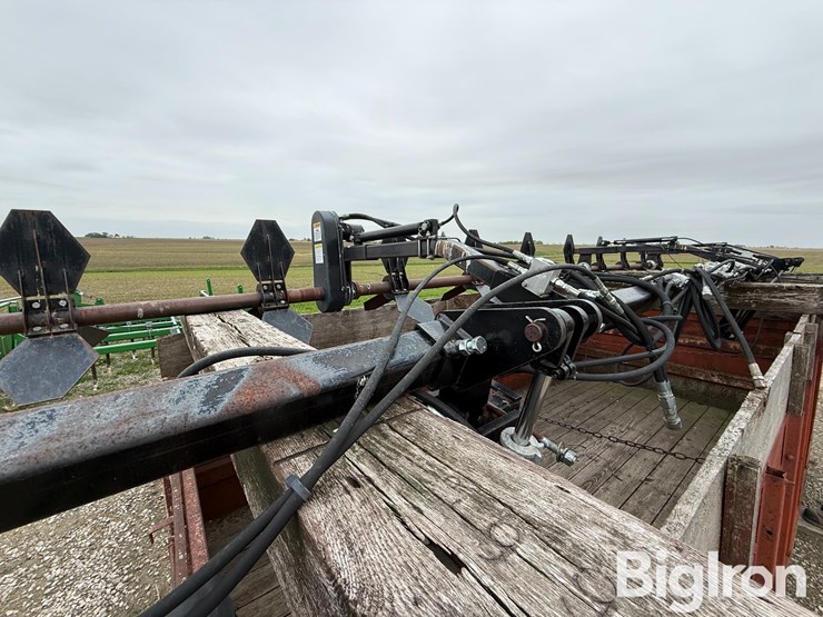 hawkins-12-row-corn-head-crop-sweeper/reel-image-9
