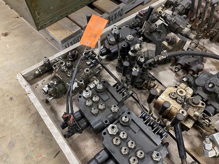 #7516-•-pallet-of-various-hydraulic-control-valves-(antigo,-wi)-image-9