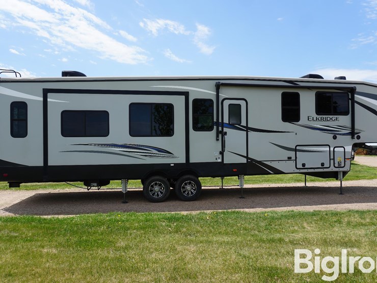 2021-heartland-elkridge-37bar-37'-camper-w/3-large-slide-outs-image-4
