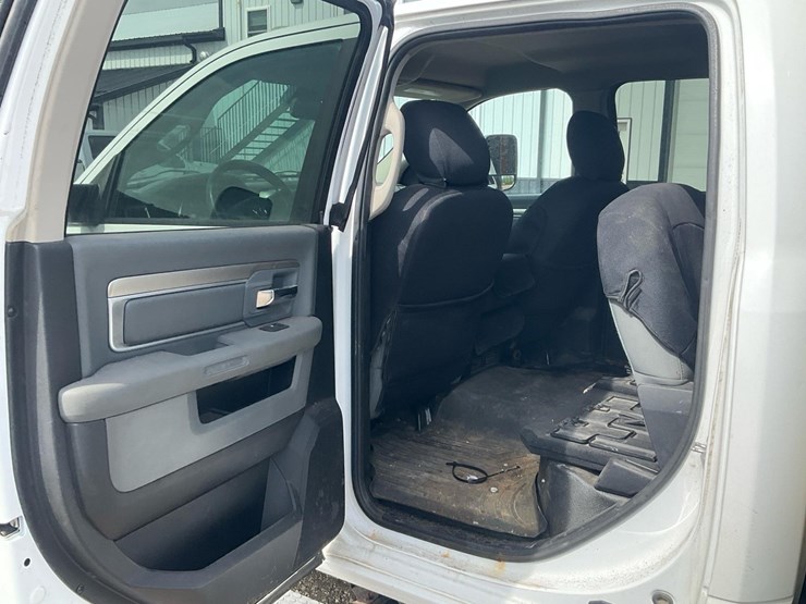 2015-dodge-3500-image-24