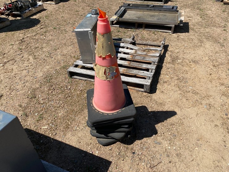 #7441-•-(7)-safety-traffic-cones-image-1