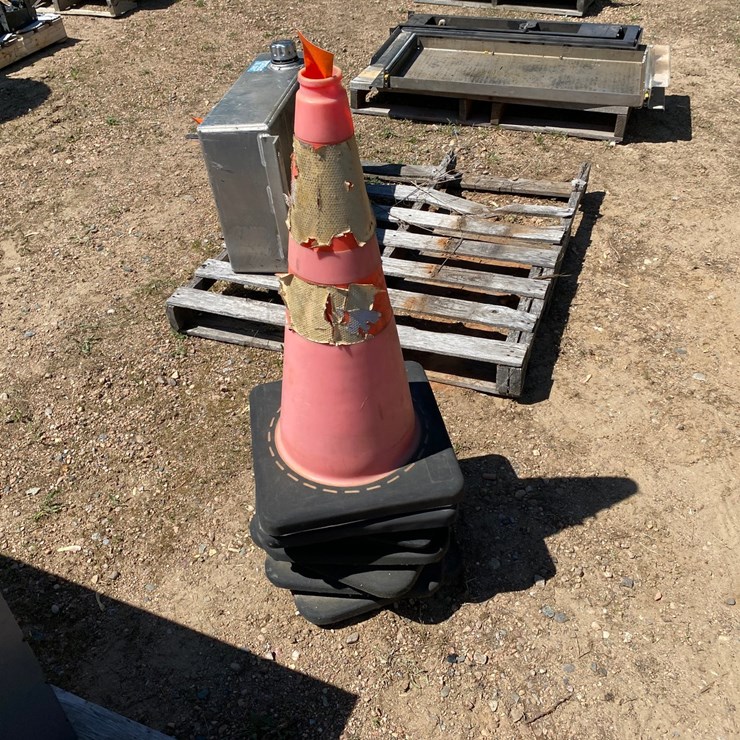 #7441 • (7) Safety Traffic Cones