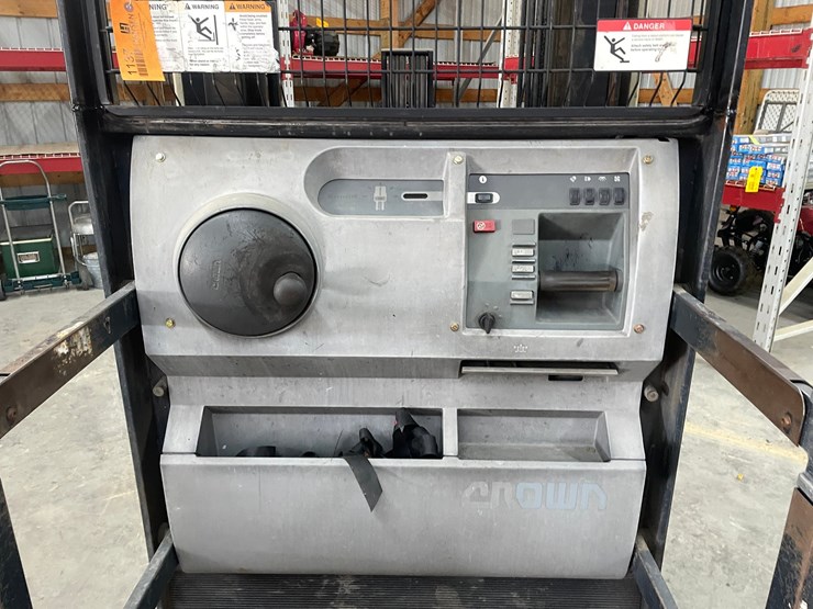 #301-•-1982-crown-electric-order-picker-image-24