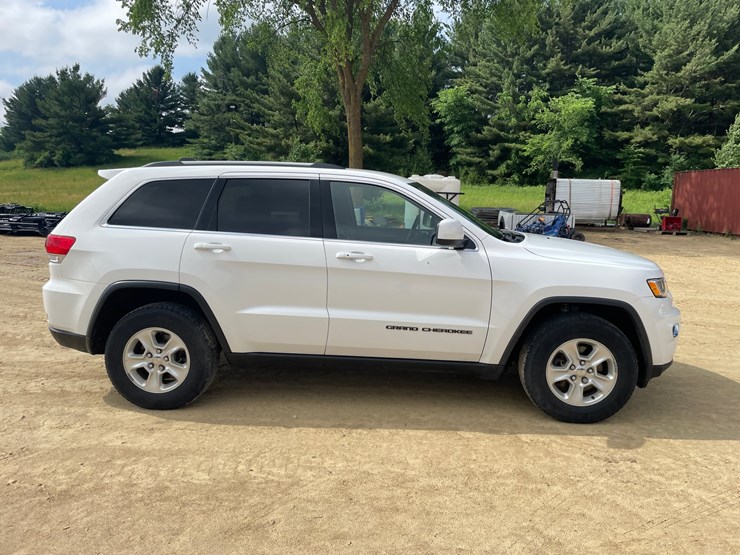 2017-jeep-grand-cherokee-laredo-image-4