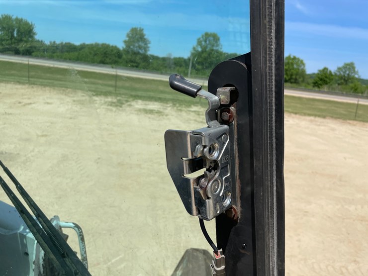 2013-bobcat-s650-image-38