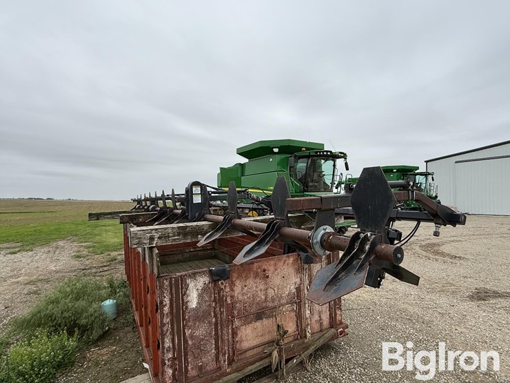 hawkins-12-row-corn-head-crop-sweeper/reel-image-1