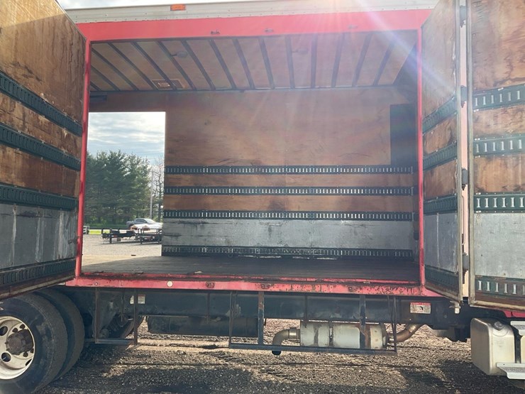 2005-freightliner-m2-106-image-42