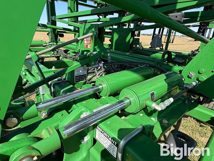 2014-john-deere-2210-image-15