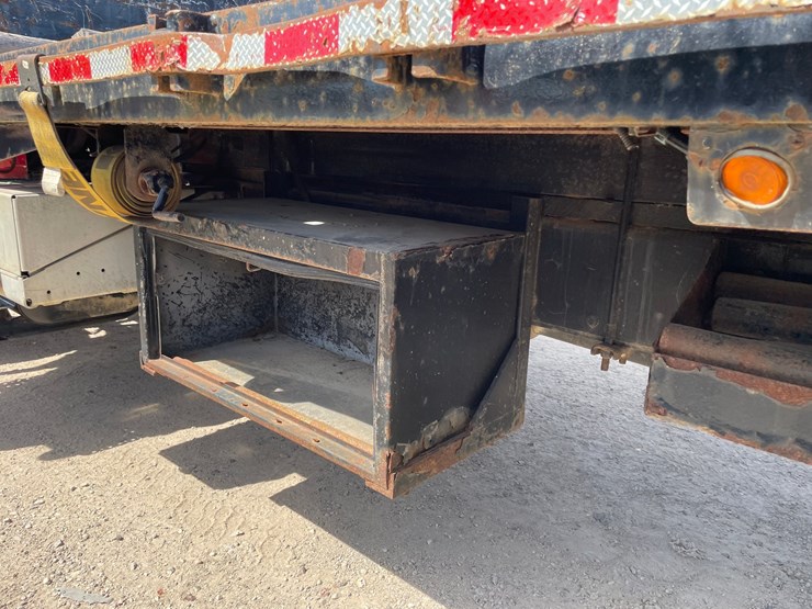 2001-freightliner-fl70-image-28