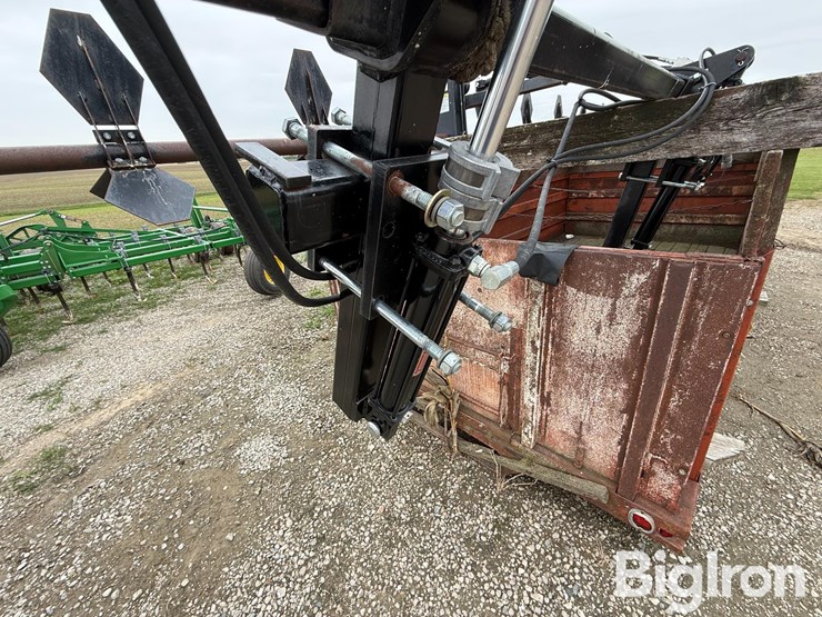 hawkins-12-row-corn-head-crop-sweeper/reel-image-16