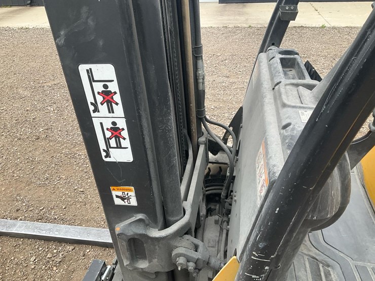 #1359-•-2010-yale-forklift-image-15
