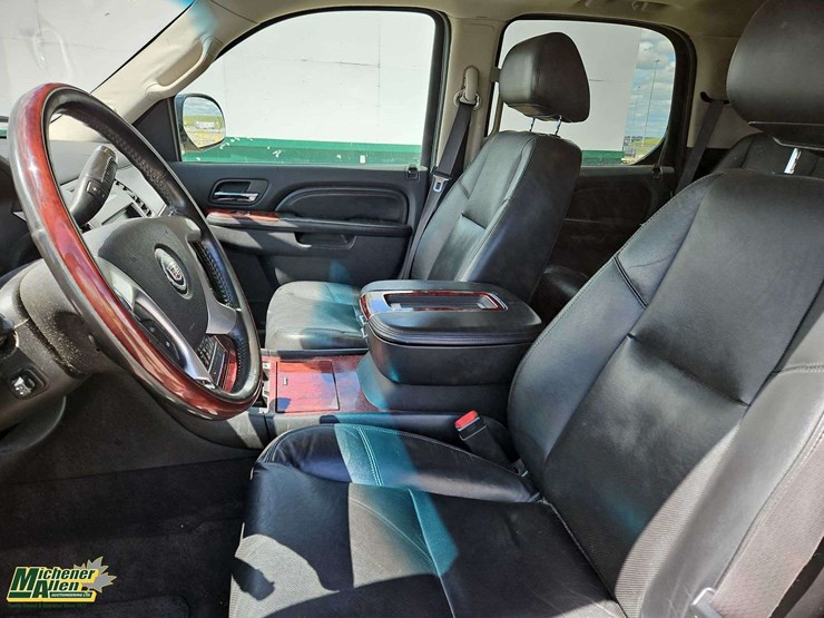 2010-cadillac-escalade-image-14