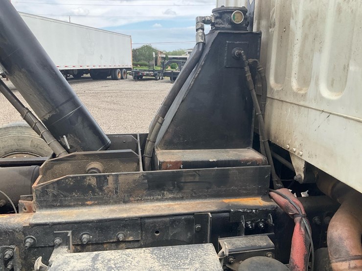 2010-freightliner-m2-106-image-67