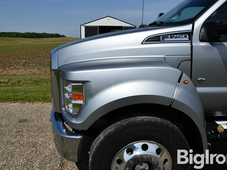 2025-ford-f750-image-11