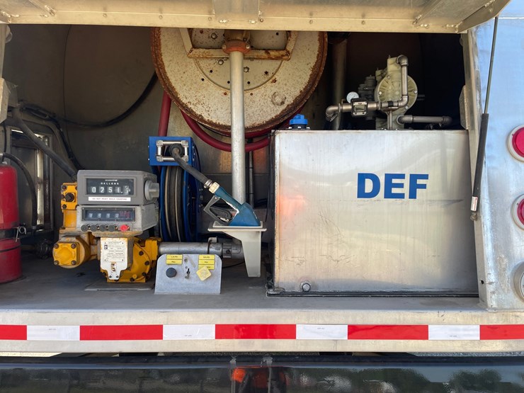 #6152-•-2002-mack-rd-model-fuel-tanker-truck-(has-title)-image-43