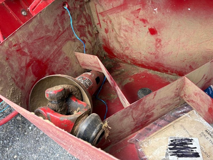 new-holland-326-image-5