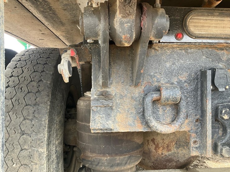 2010-freightliner-m2-106-image-29