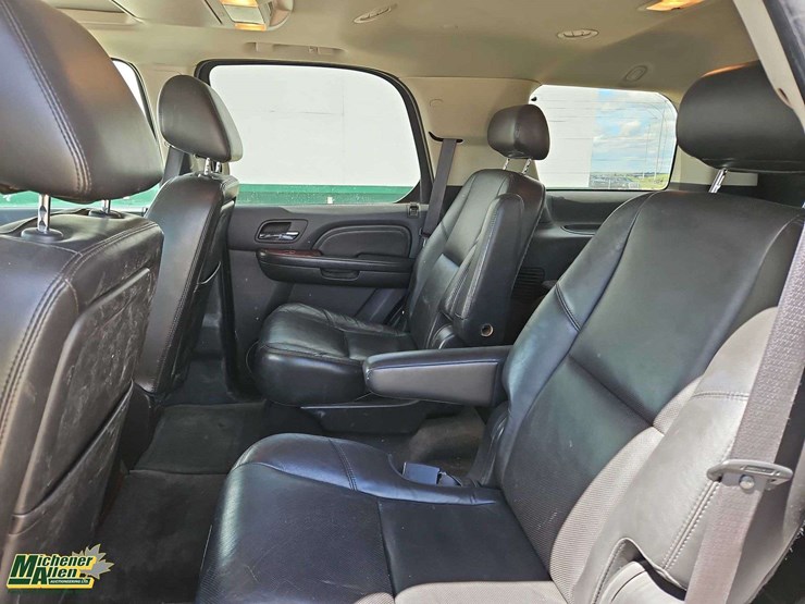 2010-cadillac-escalade-image-15