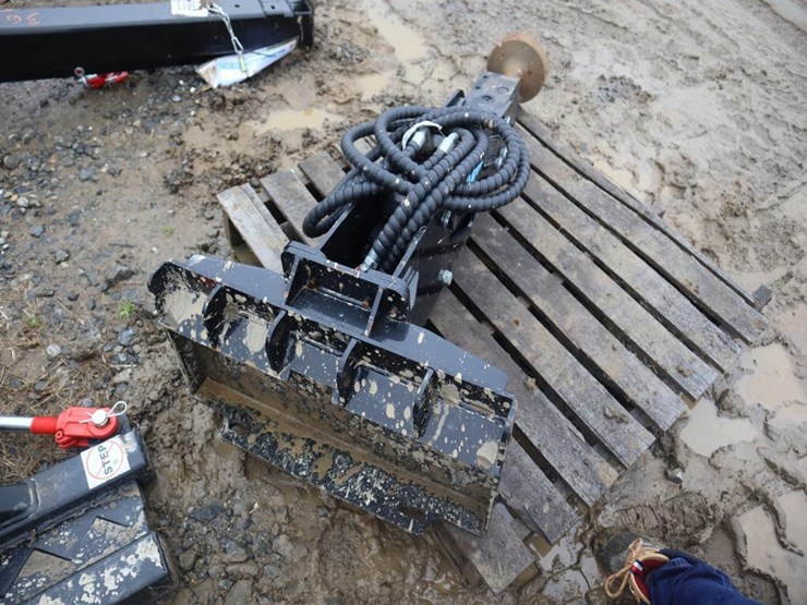 mini-skid-steer-pounder750-image-4