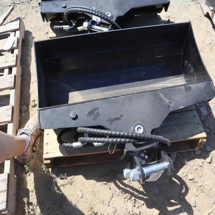 TPM 32" Hydraulic Tilt Bucket