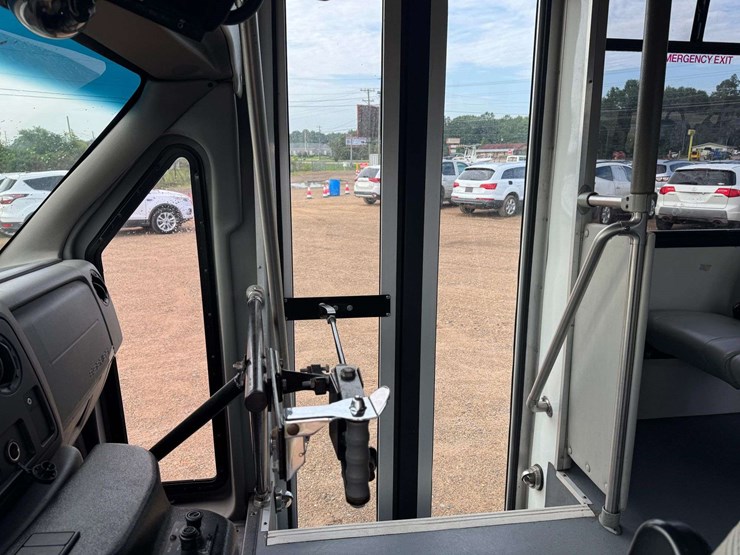 2018-ford-e350-image-12