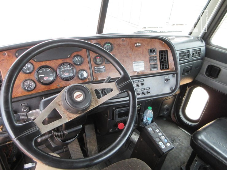 2001-peterbilt-385-image-9